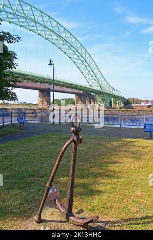 Ancre dans le parc sur la promenade Runcorn, surplombant le pont Widnes-Runcorn, et le canal de Manchester Ship, Halton, Cheshire, Angleterre, Royaume-Uni Banque D'Images