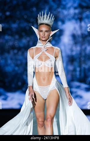 Un modèle marche sur la piste en portant une création d'Andres Sarda lors de la présentation de la collection "CINÉMA" à la Mercedes-Benz Fashion week Madrid. Banque D'Images