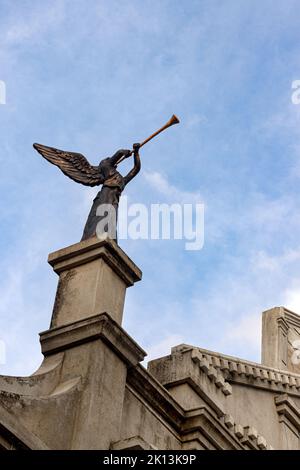 Une église située au milieu de la ville avec des statues d'anges Banque D'Images