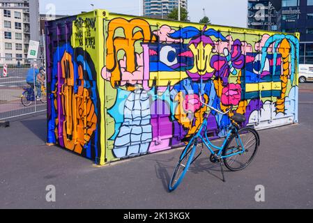 Conteneur d'expédition peint coloré, avec un vélo stationné devant le port de Rotterdam, pays-Bas Banque D'Images