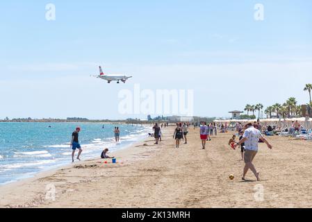 Larnaca, Chypre - 16 avril 2022 : vue sur la plage du Mackenzie Banque D'Images