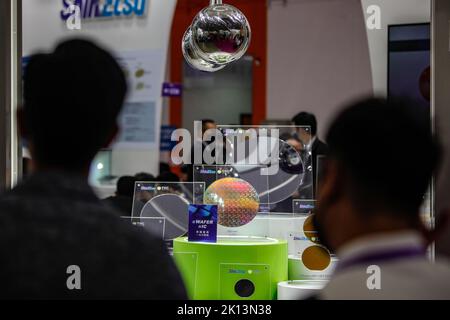 Taipei, Taipei, Taïwan. 15th septembre 2022. Plusieurs plaquettes de silicium exposées lors de l'exposition SEMICON TAIWAN 2022 qui présente la conception méticuleuse, la production, les matériaux et d'autres perspectives de technologies appliquées dans l'industrie des semi-conducteurs. L'industrie des semi-conducteurs de Taiwan joue un rôle important dans la chaîne d'approvisionnement mondiale, avec des préoccupations internationales croissantes quant à une possible invasion chinoise de l'île autonome, car les tensions ont augmenté suite à des conflits croissants entre la Chine et les États-Unis. Crédit : ZUMA Press, Inc./Alay Live News Banque D'Images