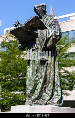 Statue commémorative de Desiderius Erasmus Roterodamus, philosophe et théologien catholique datant de 15th ans, vu comme le père de Rotterdam, pays-Bas Banque D'Images