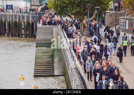 Londres, Angleterre, Royaume-Uni. 15th septembre 2022. Les gens attendent dans la ligne à côté de Millennium Bridge et Tate Modern. La file d'attente pour le coucher de la reine Elizabeth II dans l'état s'étend tout le long de Tower Bridge, tandis que les gens attendent des heures pour voir le cercueil de la reine. Le cercueil a été placé à Westminster Hall dans le Palais de Westminster où elle restera jusqu'à ses funérailles le 19th septembre. (Image de crédit : © Vuk Valcic/ZUMA Press Wire) Banque D'Images