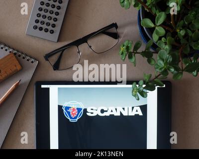 Sur cette photo, le logo de la marque Scania de Traton Group apparaît sur une tablette Banque D'Images