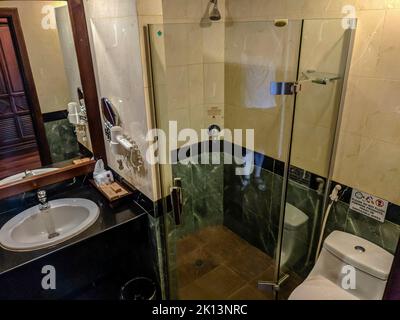 Douche dans la salle de bains d'une chambre d'hôtel, Siem Reap, Cambodge Banque D'Images