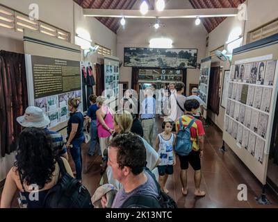 Les visiteurs regardent l'exposition au musée Choeung Ek Killing Fields, au Cambodge Banque D'Images