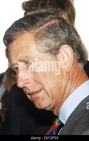 Le prince Charles accompagne le prince William lors de sa première visite officielle royale en tant que roi senior au projet DE logement DE NASH à Newport, au sud du pays de Galles. 18 juin 2003. PHOTO: ROB WATKINS/ALAY Banque D'Images