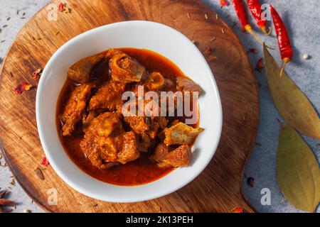 Sélection de délicieux curry de mouton de style indien avec un fond décoratif. Banque D'Images