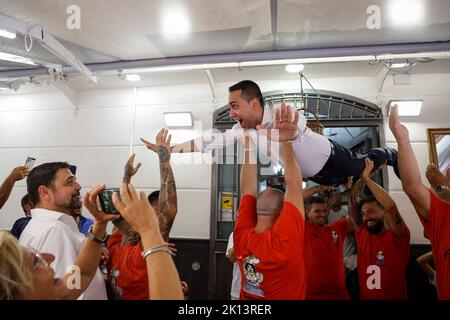 Naples, Italie. 14th septembre 2022. Le chef du parti italien 'Impegno Civico' et le ministre des Affaires étrangères Luigi Di Maio est porté dans l'air par les serveurs du restaurant folklorique Nennella en imitation du célèbre ballet mis en scène par Patrick Swayze et Jennifer Gray dans le film Dirty Dancing, à l'occasion d'une visite du quartier espagnol. Crédit : Agence photo indépendante/Alamy Live News Banque D'Images