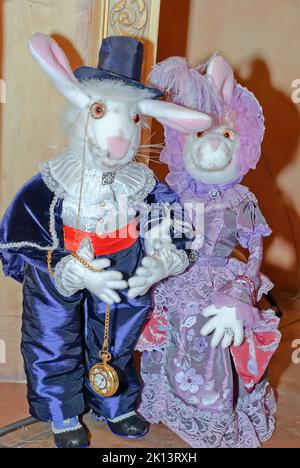 Des poupées de collection, qui ressemblent à un couple marié de vieux lapins, sont exposées à l'exposition Angel Age des poupées de l'auteur à Kiev en Ukraine Banque D'Images