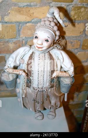 Une poupée à collectionner, bonhomme de neige avec deux bucketfuls, est exposée à l'exposition Angel Age des poupées de l'auteur à Kiev, en Ukraine. Banque D'Images