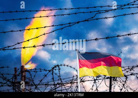 Usine de gaz industriel derrière la clôture barbelée et le drapeau de l'Allemagne. Crise énergétique, Russie, conflit en Ukraine, guerre, combustibles fossiles Banque D'Images