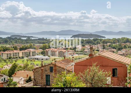Vue panoramique sur le lac Trasimeno depuis Tuoro sul Trasimeno, Pérouse, Italie Banque D'Images