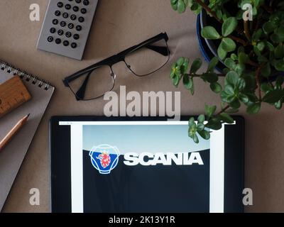 Sur cette photo, le logo de la marque Scania de Traton Group apparaît sur une tablette. Banque D'Images