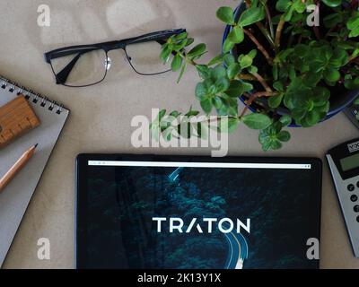 Dans cette illustration, le logo Traton Group apparaît sur une tablette. Banque D'Images