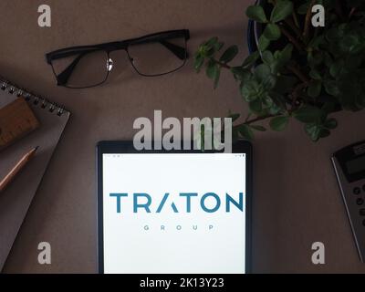 Dans cette illustration, le logo Traton Group apparaît sur une tablette. Banque D'Images