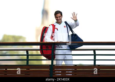 Photo du dossier datée du 07-07-2021, Roger Federer se fait une vague devant les spectateurs lorsqu'il passe le pont le neuf jour de Wimbledon au All England Lawn tennis and Croquet Club, Wimbledon. Roger Federer a annoncé qu'il quittera le tennis professionnel après la coupe du castor. Date de publication : jeudi 15 septembre 2022. Banque D'Images