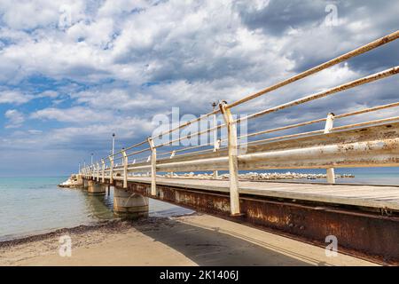 Sur le front de mer de Roda, Corfou, Grèce Banque D'Images