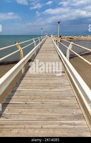 Sur le front de mer de Roda, Corfou, Grèce Banque D'Images