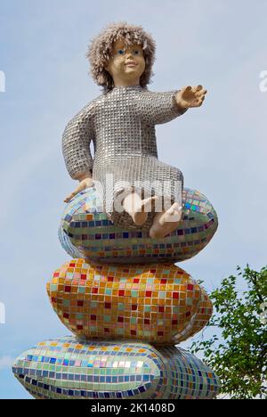 Sculpture d'un enfant assis sur la pyramide des oreillers à Pejzazhna Alley, le célèbre parc pour enfants de Kiev, Ukraine. Banque D'Images