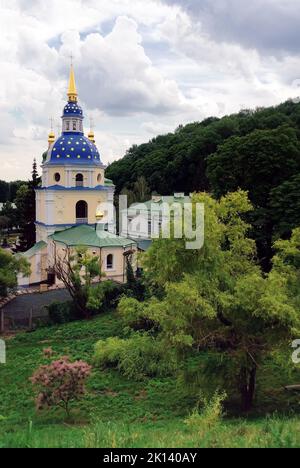 Paysage avec clocher du monastère de Vydubychi à Kiev en Ukraine Banque D'Images