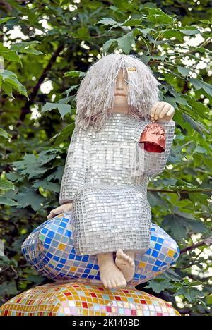 Sculpture d'un enfant assis sur la pyramide des oreillers à Pejzazhna Alley, le célèbre parc pour enfants de Kiev, Ukraine Banque D'Images