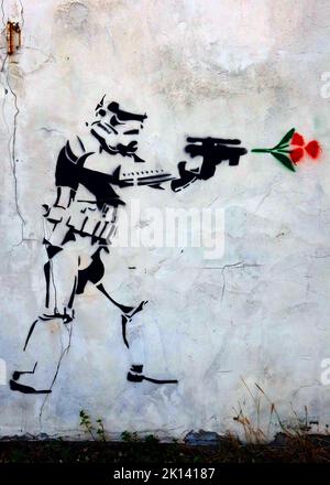 Stormtrooper tire un fusil et une rose rouge sort, stencil art dans Church Street, Runcorn, Halton, Cheshire, Angleterre, ROYAUME-UNI, WA7 1LR Banque D'Images