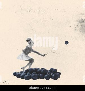 Collage d'art contemporain. Design créatif avec une jeune femme jouant au badminton avec des myrtilles Banque D'Images
