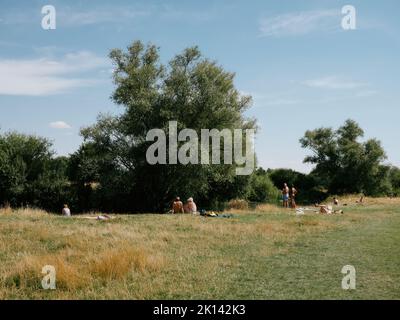 La vie d'été sur Grantchester Meadows sur la rivière Cam à Cambridge Cambridgeshire Angleterre Royaume-Uni - l'été campagne gens Banque D'Images