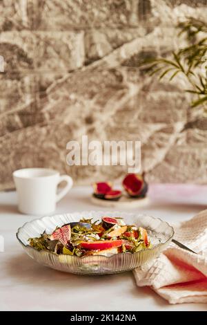 Salade méditerranéenne avec figues fraîches, arugula, fromage rustique, batata et tasse de café. Petit déjeuner sain, salade végétalienne fraîche. Banque D'Images