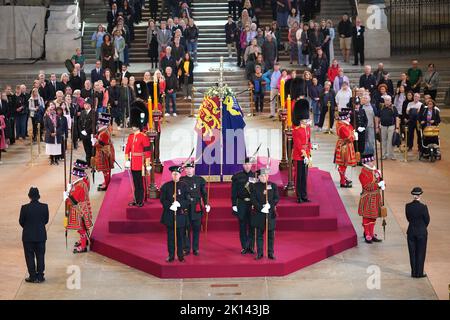 Le secrétaire écossais Alister Jack (avant gauche) et le secrétaire d'État à la Défense Ben Wallace (avant droit) jouent un rôle cérémonial en tant que membres de la Compagnie royale des Arches qui gardent le cercueil de la reine Elizabeth II, drapé dans l'étalon royal avec la Couronne d'État impériale et l'orbe et le sceptre du souverain, Couché en état sur la catafalque à Westminster Hall, au Palais de Westminster, à Londres, devant ses funérailles, lundi. Date de la photo: Jeudi 15 septembre 2022. Banque D'Images