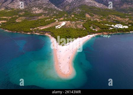 La Corne d'Or ou Zlatni Rat plage près de la ville de bol sur la côte sud de l'île croate de Brač, dans la région de Dalmatie. Banque D'Images