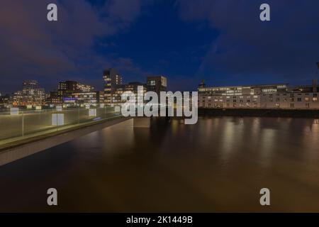 Düsseldorf - vue du port des médias au pont passager la nuit, Rhénanie-du-Nord Westphalie, Allemagne, 05.02.2020 Banque D'Images