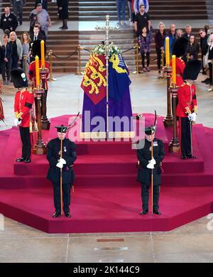 Le secrétaire écossais Alister Jack (avant gauche) et le secrétaire d'État à la Défense Ben Wallace (avant droit) jouent un rôle cérémonial en tant que membres de la Compagnie royale des Arches qui gardent le cercueil de la reine Elizabeth II, drapé dans l'étalon royal avec la Couronne d'État impériale et l'orbe et le sceptre du souverain, Couché en état sur la catafalque à Westminster Hall, au Palais de Westminster, à Londres, devant ses funérailles, lundi. Date de la photo: Jeudi 15 septembre 2022. Banque D'Images