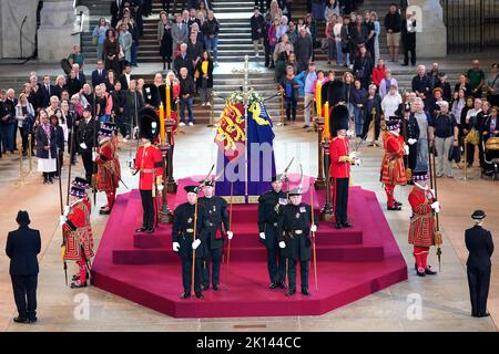 Le secrétaire écossais Alister Jack (avant gauche) et le secrétaire d'État à la Défense Ben Wallace (avant droit) jouent un rôle cérémonial en tant que membres de la Compagnie royale des Arches qui gardent le cercueil de la reine Elizabeth II, drapé dans l'étalon royal avec la Couronne d'État impériale et l'orbe et le sceptre du souverain, Couché en état sur la catafalque à Westminster Hall, au Palais de Westminster, à Londres, devant ses funérailles, lundi. Date de la photo: Jeudi 15 septembre 2022. Banque D'Images