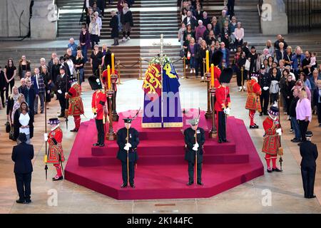 Le secrétaire écossais Alister Jack (avant gauche) et le secrétaire d'État à la Défense Ben Wallace (avant droit) jouent un rôle cérémonial en tant que membres de la Compagnie royale des Arches qui gardent le cercueil de la reine Elizabeth II, drapé dans l'étalon royal avec la Couronne d'État impériale et l'orbe et le sceptre du souverain, Couché en état sur la catafalque à Westminster Hall, au Palais de Westminster, à Londres, devant ses funérailles, lundi. Date de la photo: Jeudi 15 septembre 2022. Banque D'Images