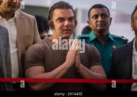 Sohail Khan sur le site de l'usine d'être humain. La star Bollywood est arrivée sur le site de l'Etre humain, une marque de mode de la fiducie charitable de Salman Khan, à l'occasion de son inauguration. Salman Khan avait annoncé plus tôt l'ouverture de ce point de vente sur la page Facebook "être humain au Bangladesh". Banque D'Images