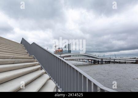 Hambourg - vue des bateaux de sport - Marina à Philharmonic Hall à la rivière Elbe à ciel nuageux, Hambourg, Allemagne, 25.04.2018 Banque D'Images