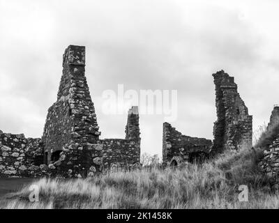 Ruines noires et blanches d'un ciel couvert dans les Highlands écossais Banque D'Images