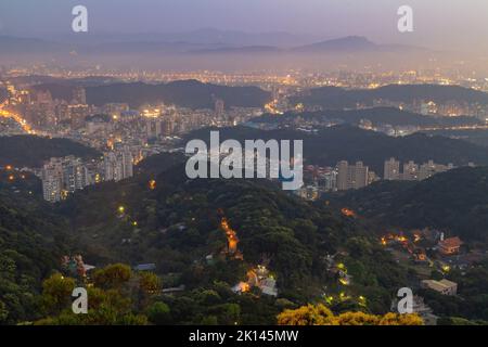 Coucher de soleil vue aérienne du paysage urbain du district de Neihu depuis Bishanyan à Taïwan Banque D'Images