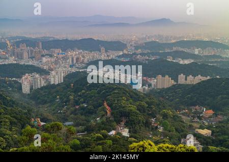 Coucher de soleil vue aérienne du paysage urbain du district de Neihu depuis Bishanyan à Taïwan Banque D'Images