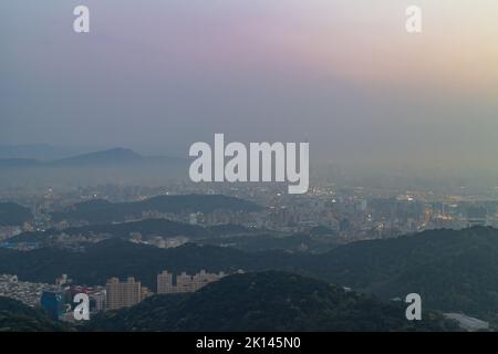 Coucher de soleil vue aérienne du paysage urbain du district de Neihu depuis Bishanyan à Taïwan Banque D'Images