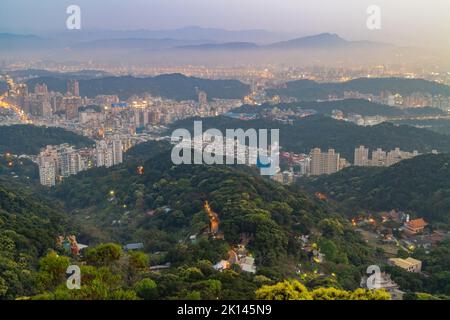 Coucher de soleil vue aérienne du paysage urbain du district de Neihu depuis Bishanyan à Taïwan Banque D'Images