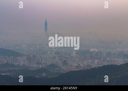 Coucher de soleil vue aérienne du paysage urbain du district de Neihu depuis Bishanyan à Taïwan Banque D'Images