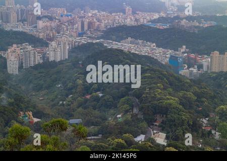 Coucher de soleil vue aérienne du paysage urbain du district de Neihu depuis Bishanyan à Taïwan Banque D'Images