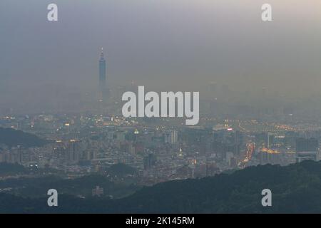 Coucher de soleil vue aérienne du paysage urbain du district de Neihu depuis Bishanyan à Taïwan Banque D'Images