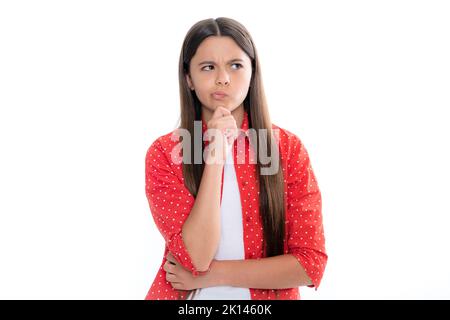 Une adolescente intelligente pensive et pensive. Adolescente, petite fille attentionnés, sur fond blanc isolé. Portrait d'un enfant pensant à l'idée. Fille pensive. Banque D'Images