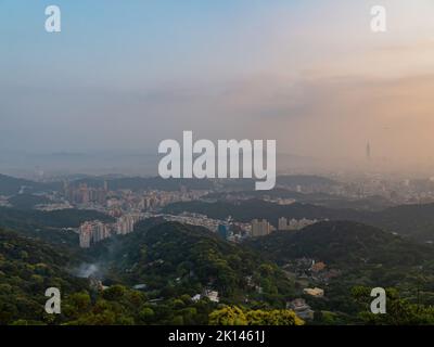 Coucher de soleil vue aérienne du paysage urbain du district de Neihu depuis Bishanyan à Taïwan Banque D'Images