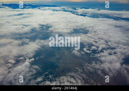 Vue aérienne des nuages et du paysage de montagne sur la région de Taipei à Taiwan Banque D'Images